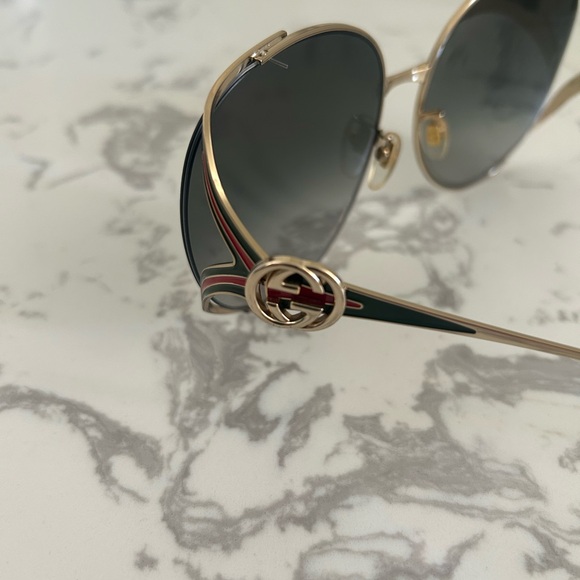 Gucci Oversized Sunglasses Gold Frame - Picture 3 of 5
